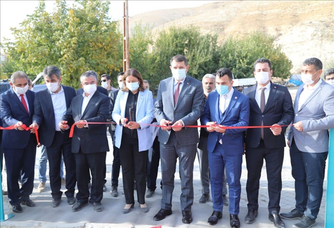 Halı Sahayı Protokol Açtı