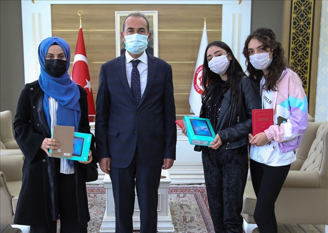 Öğrencilere Hediye Tablet