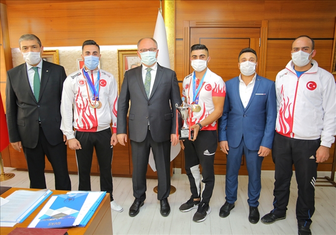 Sporcuları Altınla Ödüllendirdi