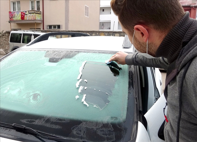 Sivas Adeta Dondu, Arabaların Camları Buz Tuttu 
