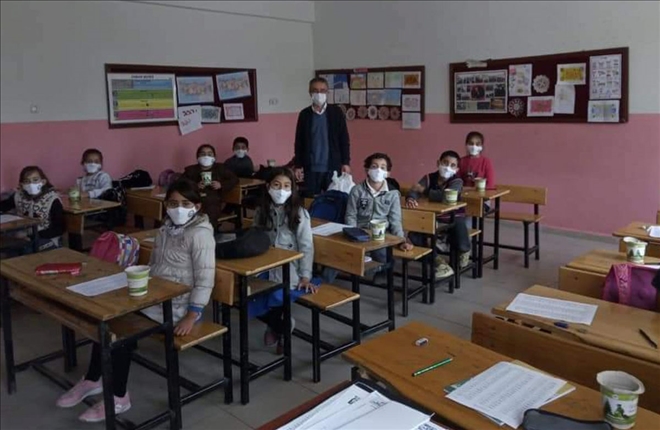 Ulaş´ta Öğretmen ve Öğrencilere Maske Dağıtıldı 
