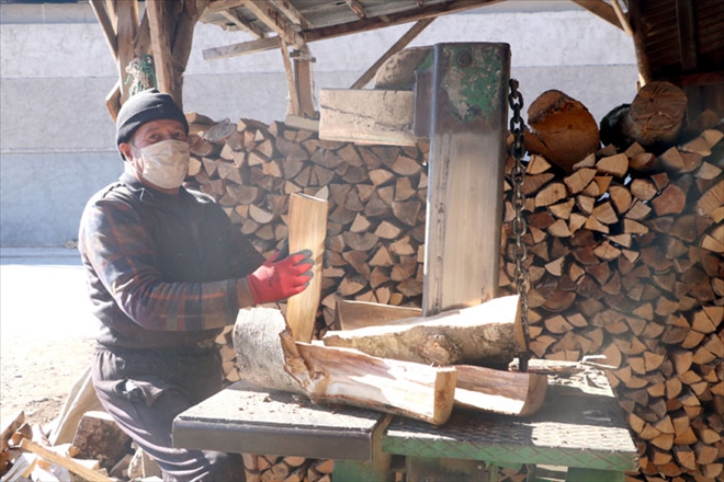 KIŞI İPLE ÇEKEN ODUN ARDİYELERİNİ, DOĞALGAZ VURDU