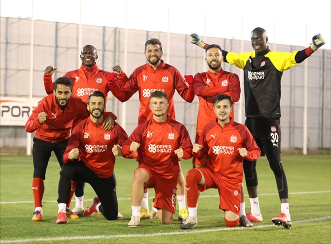 2 FUTBOLCU KORONAVİRÜSE YAKALANDI