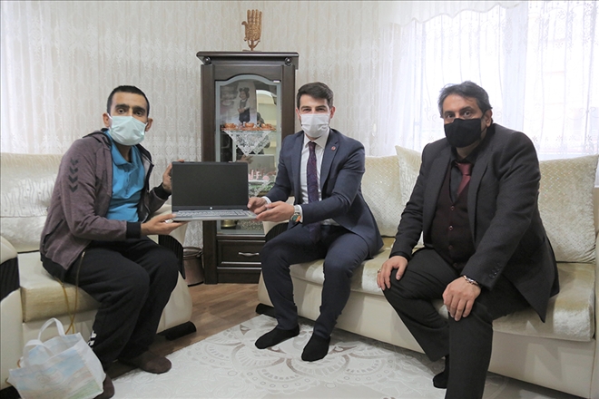 Kanser Savaşçısına Bilgisayar Hediyesi