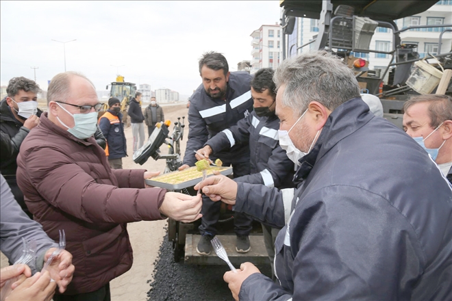 Başkan´dan Tatlı İkramı--Video