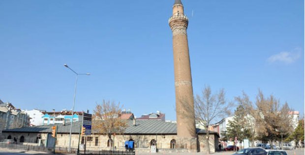 400 Tonluk Minare Korkutuyor