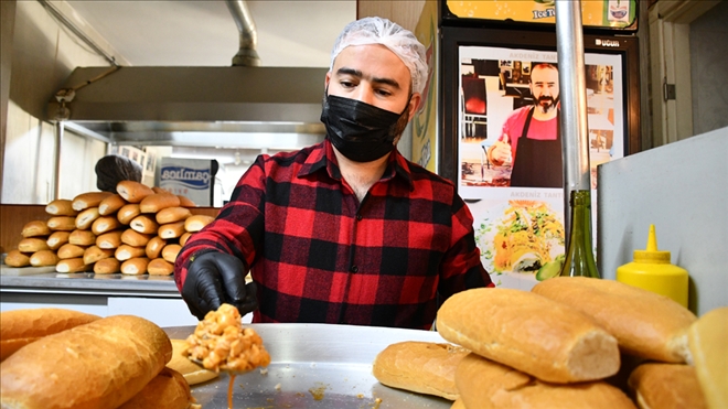 Mesaideki Polislere Tantuni Sürprizi