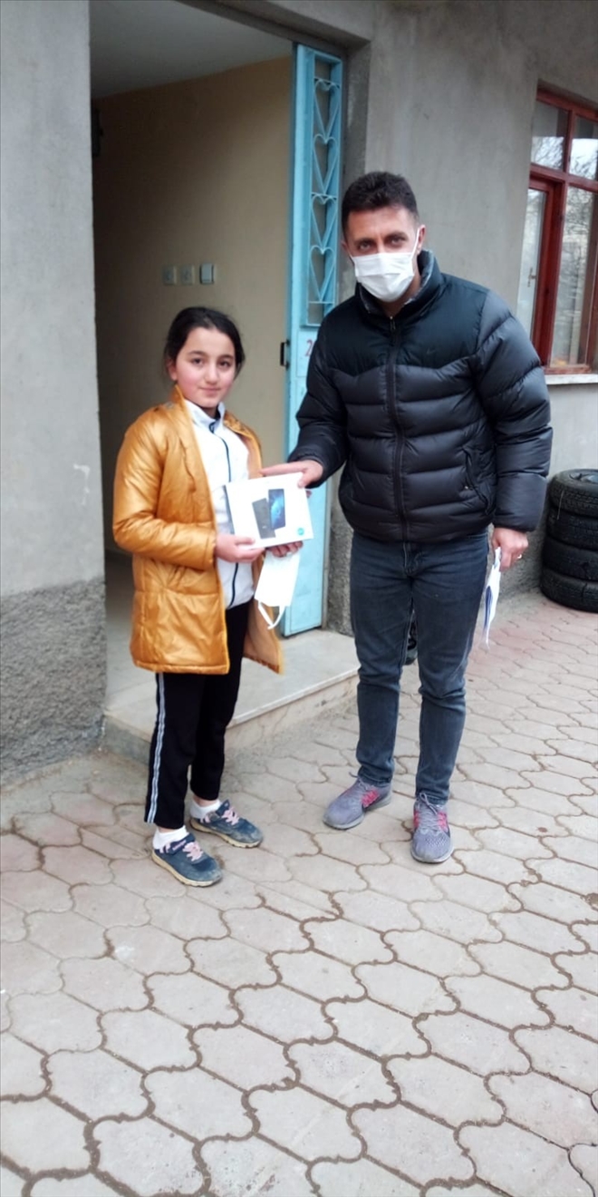 235 Adet Tablet Dağıtıldı