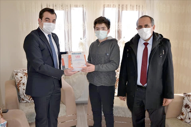 Başarılı Öğrencileri Ödüllendirdi