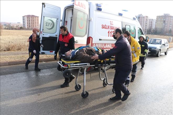 Lüks Otomobille Hafif Ticari Araç Çarpıştı