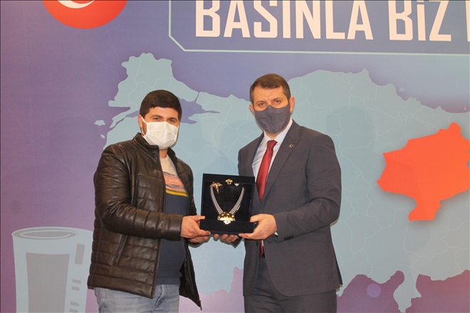 Vali Ayhan´dan Gazetemize Plaket