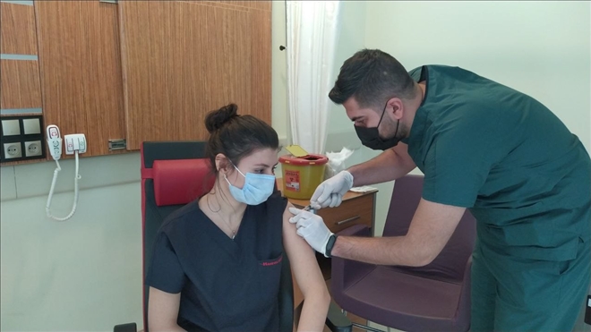 Gürün´de İlk Aşı Başhekime Uygulandı   