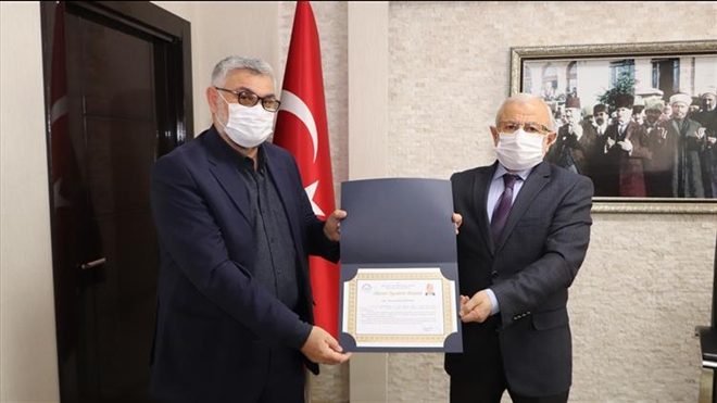 Teşekkür Belgesi Takdim Etti