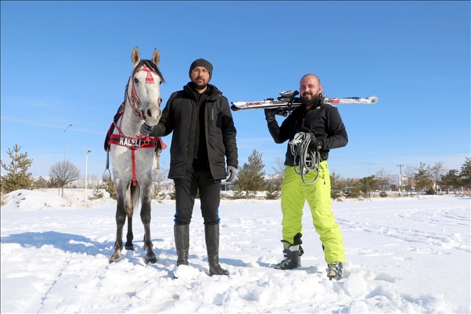 At Üstünde Kayak Keyfi