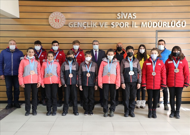 Dereceli Sporcular Müdürün Makamında