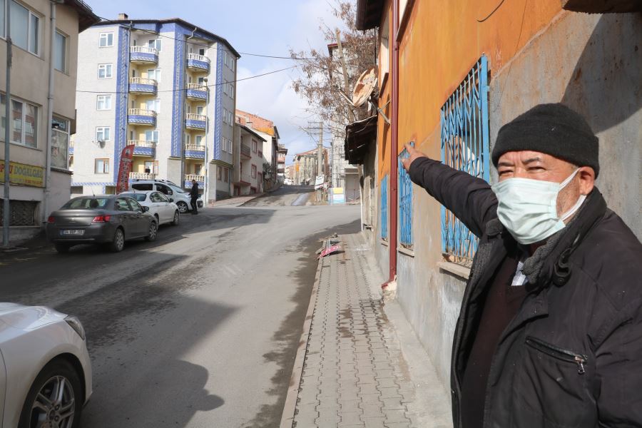 El Frenini Çekmediği Minibüs 2 Araca Çarptı