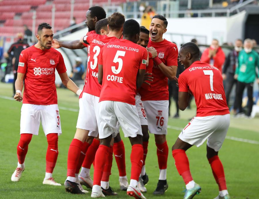 Zirvede Puanlar Yeniden Eşitlendi!
