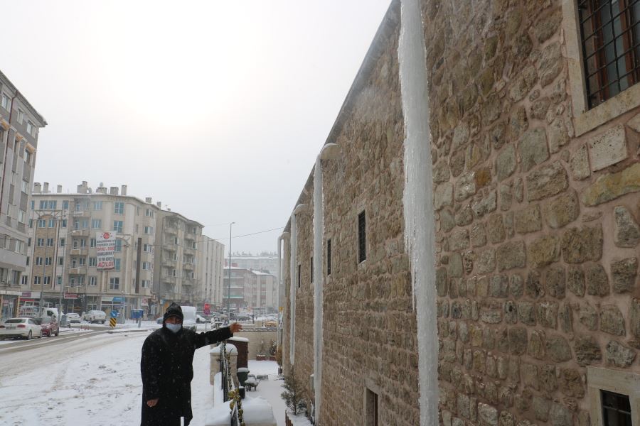 6 Metrelik Buz Sarkıtları