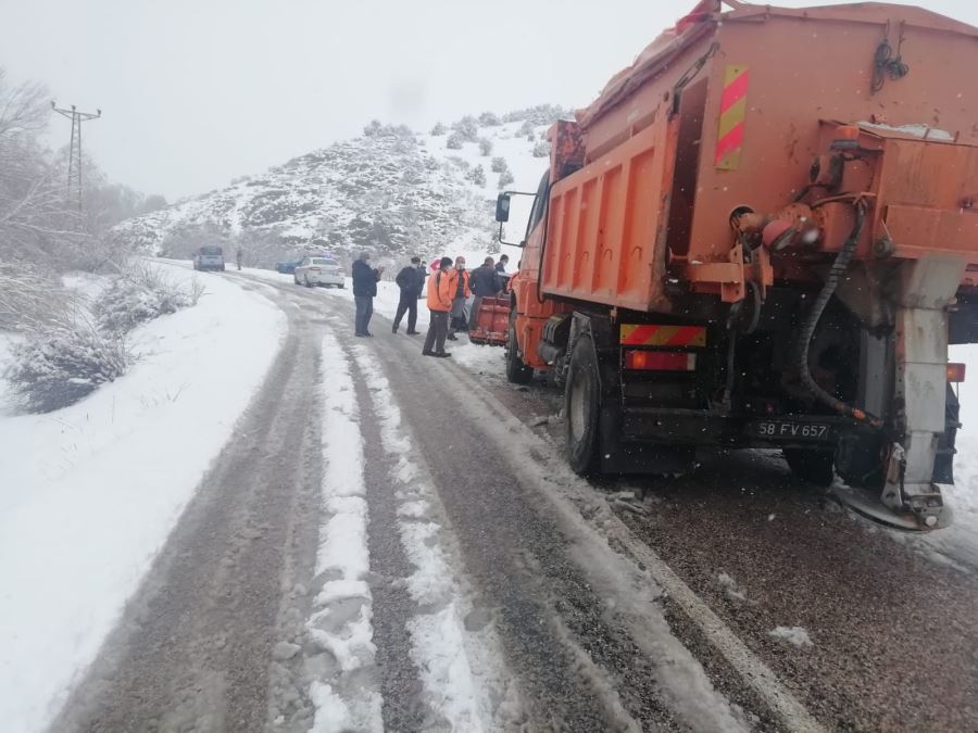 Kar Küreme Aracına Çarptı