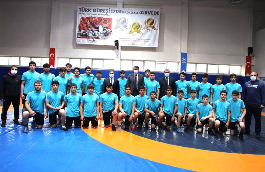 Vali Ayhan, Sporcularla Buluştu
