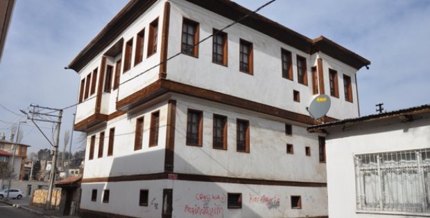 Akaylar Konağı Kan Ağlıyor