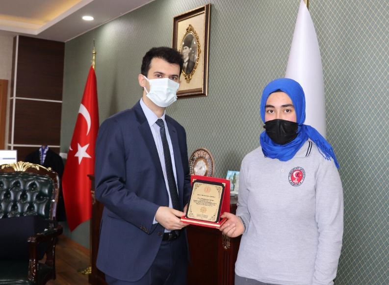Suşehri'nde Öğrencilere Plaket