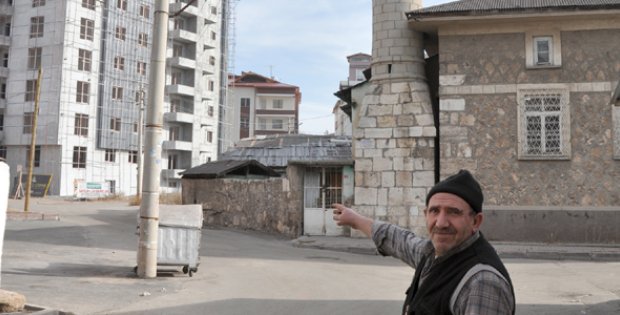 Yol Ortasında Elektrik Direği