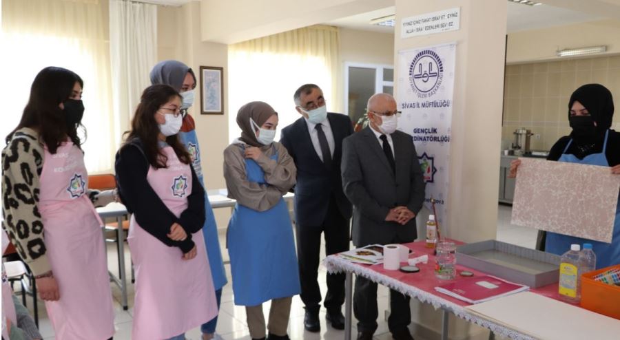 Gençlere Ebru Sanatı Öğretiliyor
