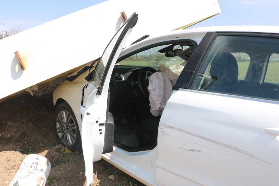  Çarptığı Tabela Otomobilin Üzerine Devrildi 