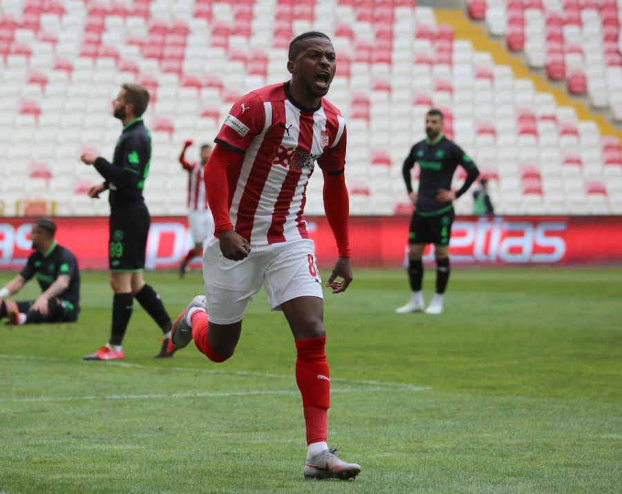 Oyuna Girdi, Golünü Attı