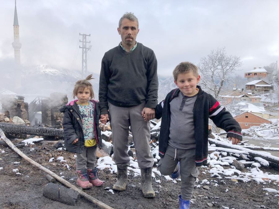 Yangın; Baba Ve 2 Çocuğunu Evsiz Bıraktı