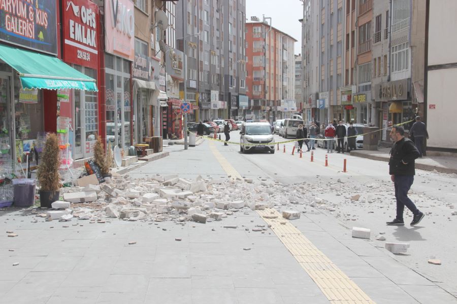 Şiddetli Rüzgar İş Yerinin Duvarını Uçurdu--Video