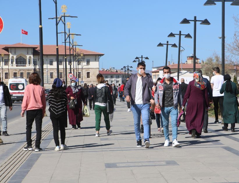Sokaklar Ana Baba Gününe Döndü