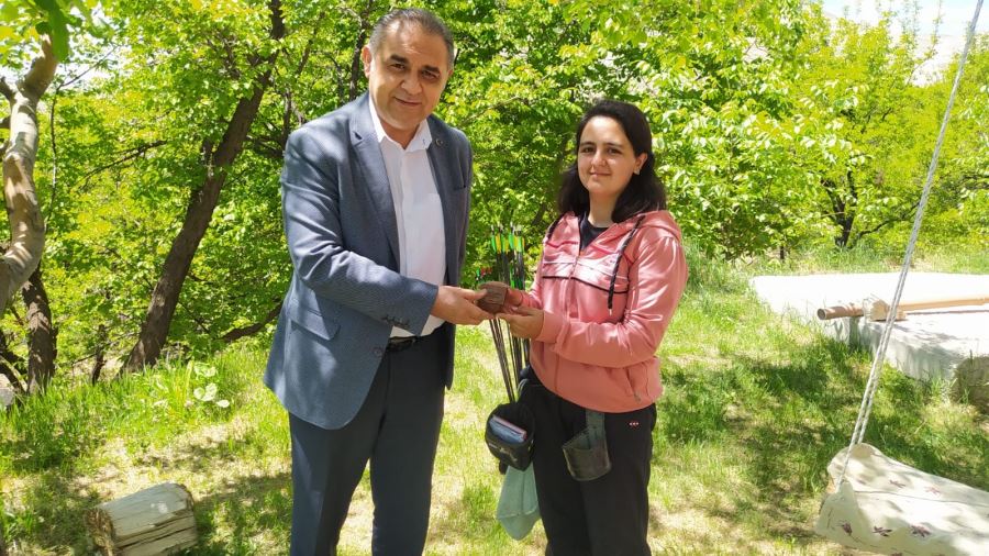 Genç Okçuyu Altınla Ödüllendirdi