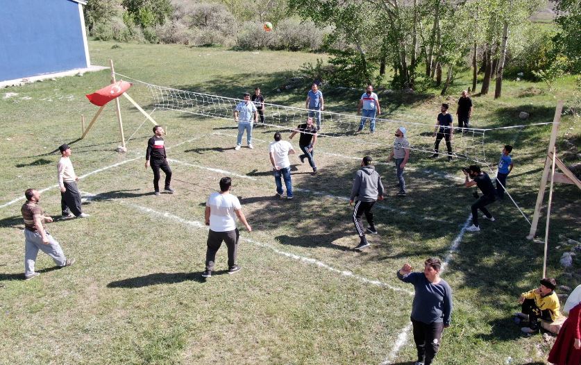 Köylülerin Voleybol Aşkı İlginç Görüntüler Oluşturdu