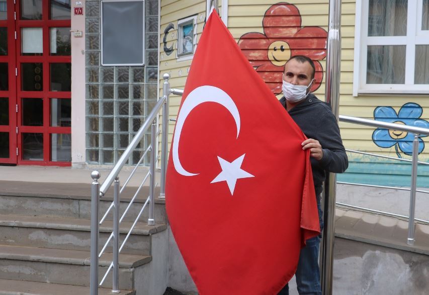 Dakikalarca Bayrağın Başında Bekledi