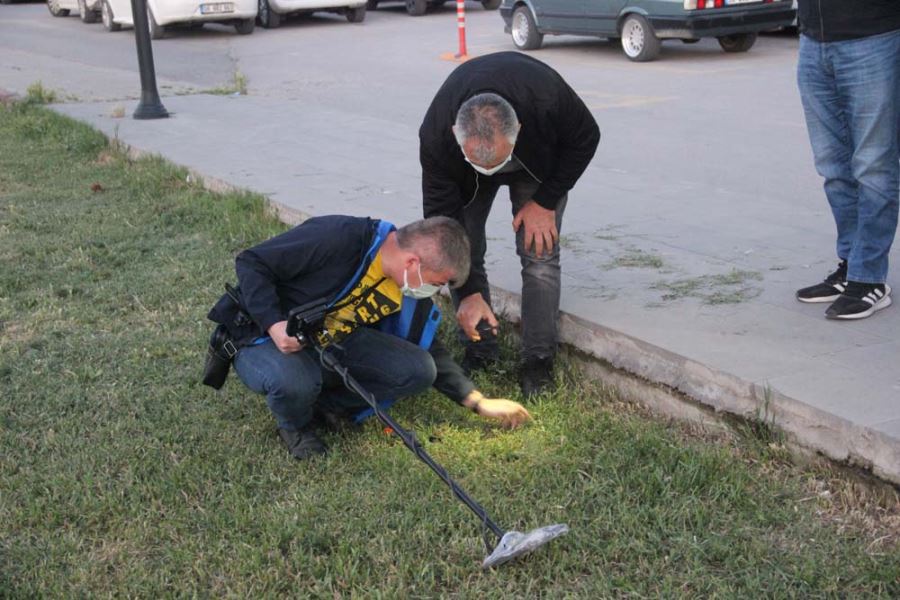 Kaybolan Yüzüğü Dedektörle Aradılar