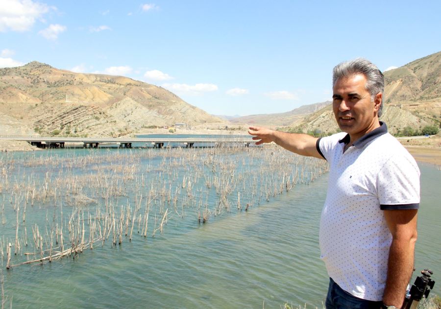 Suyu Çekilen Barajda İlginç Görüntüler Oluştu 