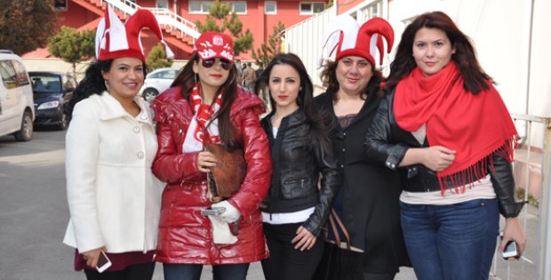 Bayan Taraftarlardan Maça İlgi