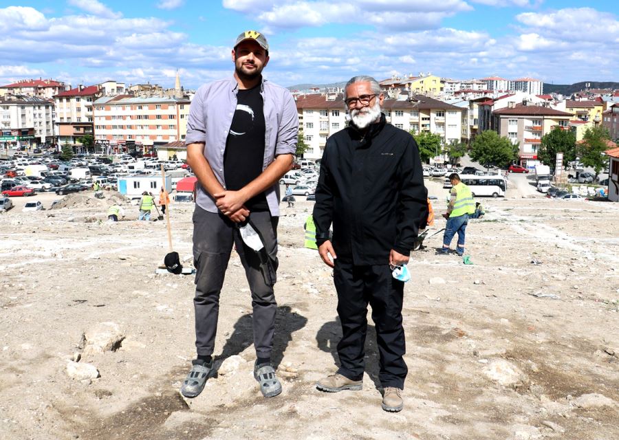 Kazıda Ortaya Çıkan 2 Seramik Parçası Heyecan Uyandırdı