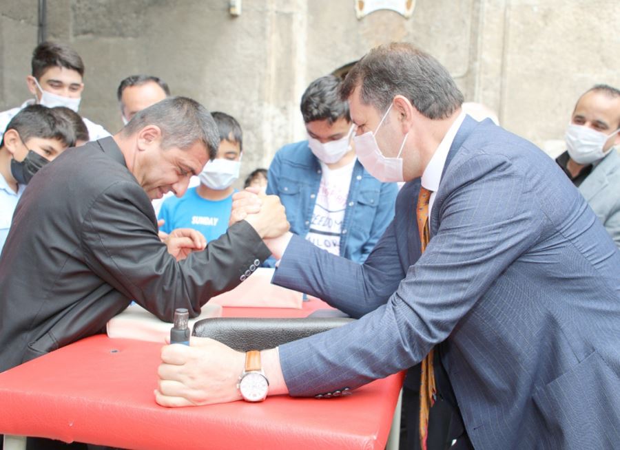 Vali, Şehrin Fenomeni İle Bilek Güreşi Tuttu