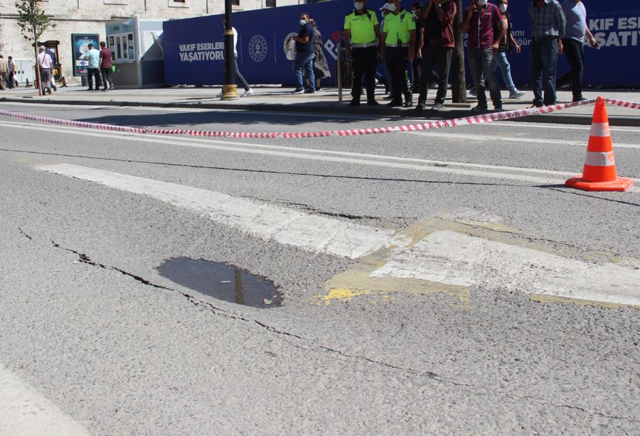 Su Borusu Patladı, Yol Çöktü 