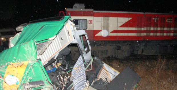 Hemzemin Geçitte Tren Tıra Çarptı 