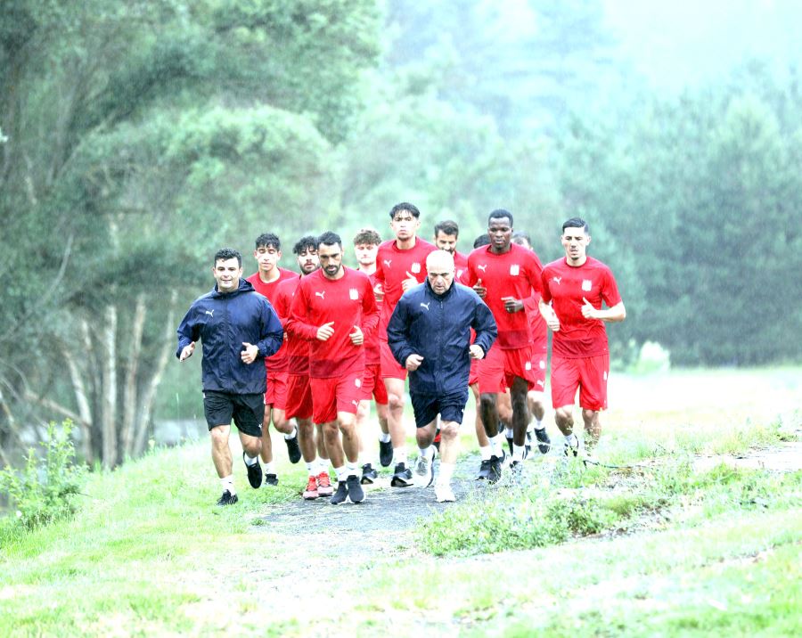 Sağanak Yağış Altında Çalıştılar