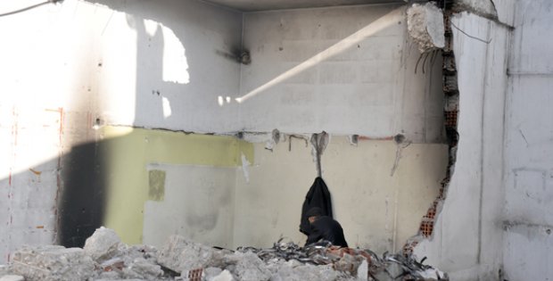 Yıkılan Dükkanlar Tehlike Oluşturuyor