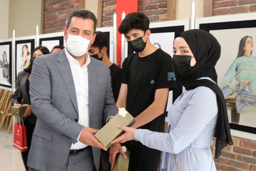 Lise Öğrencilerinden Resim Sergisi