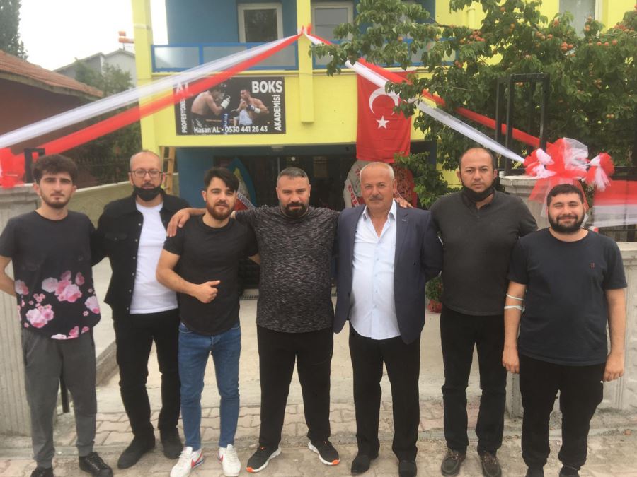Şampiyon Boksör, Salon Açtı