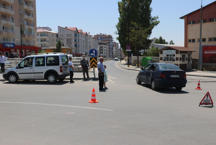 Otomobiller Çarpıştı: 4 Yaralı