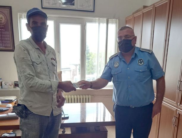 Yolda Bulduğu 4 Bin Lirayı Sahibine Ulaştırdı 