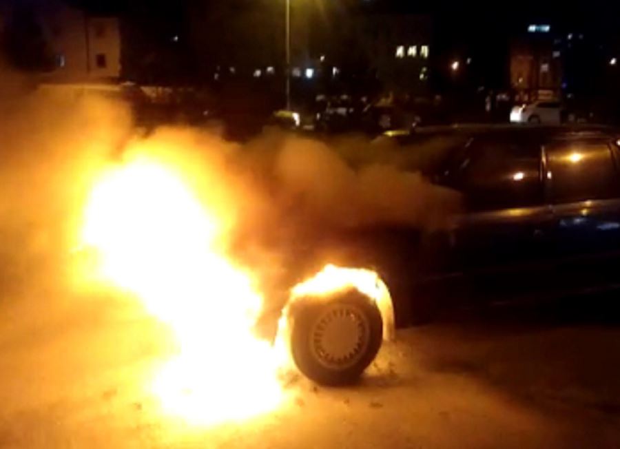 Otomobil Alev Alev Yandı -- Video